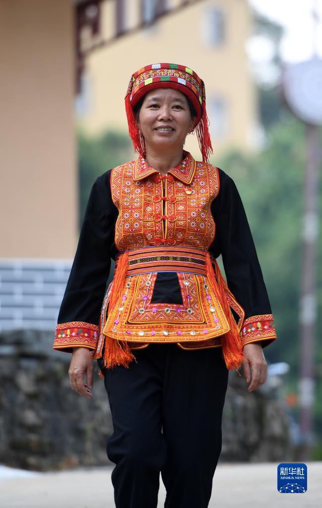　在廣西蒼梧縣六堡鎮(zhèn)山坪村，祝雪蘭走在村道上（2022年9月22日攝）。新華社記者 陸波岸 攝